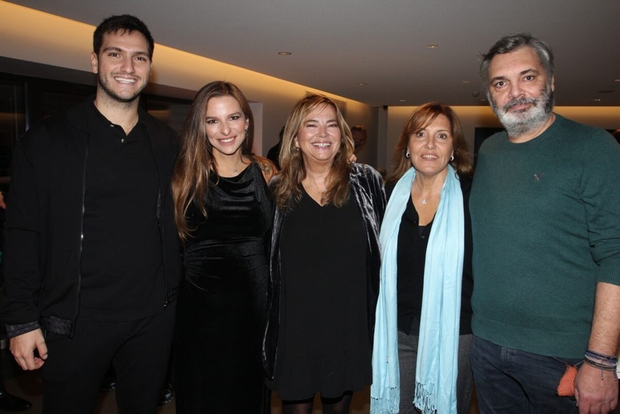 Καμαρώνει ο Νίκος από ψηλά: Όλη η οικογένεια Κούρκουλου στην παρουσίαση βιβλίου της Εριέττας – Σπάνια εμφάνιση της αδερφής της