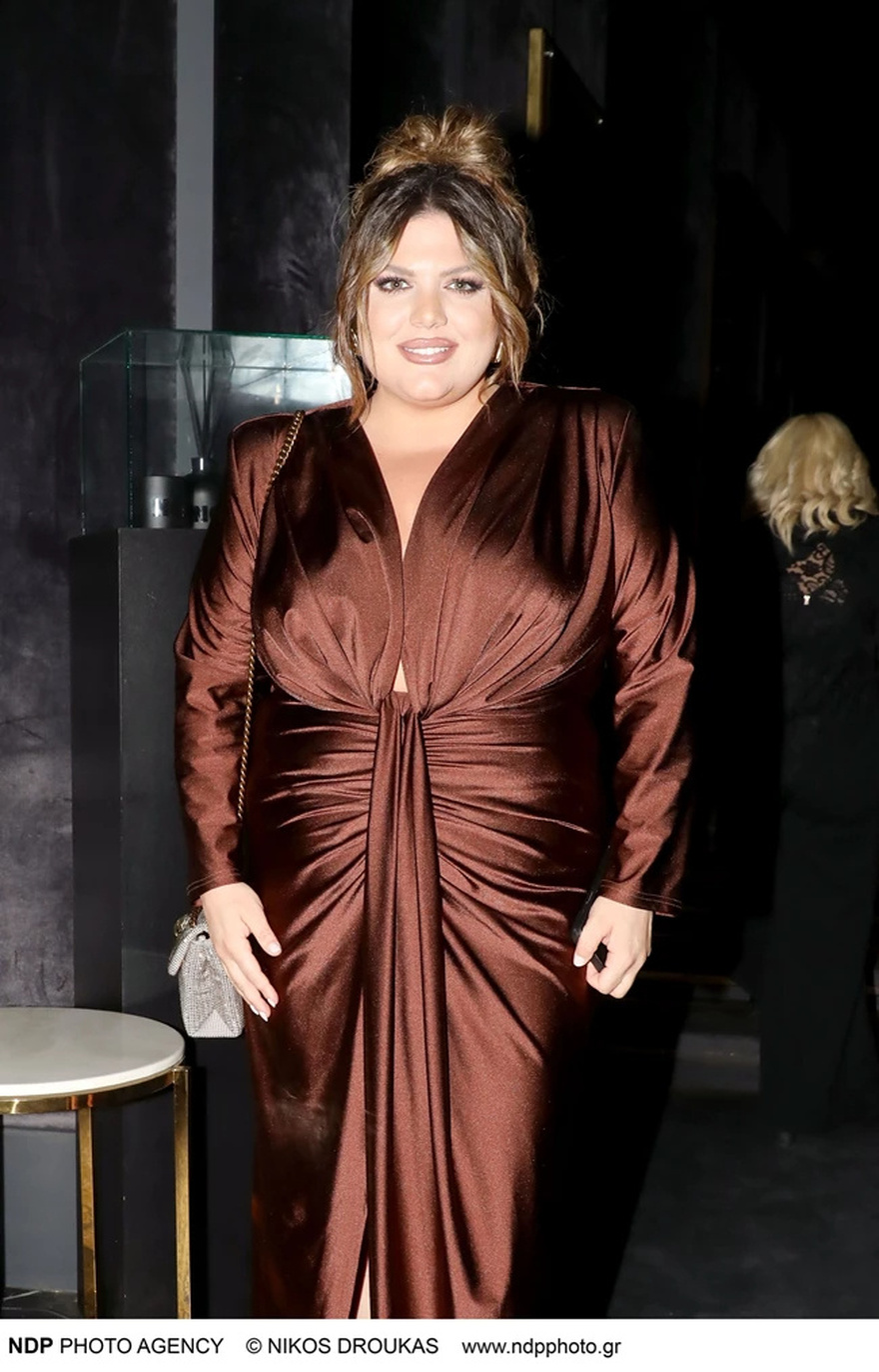 Aληθιvή Θεά: H Δανάη Μπάρκα φοράει σατέν φόρεμα στα μπουζούκια και εντυπωσιάζει με τις ζουμερές καμπύλες της