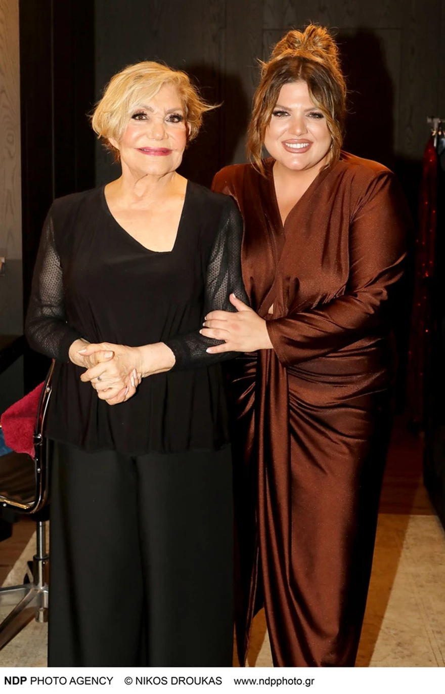 Aληθιvή Θεά: H Δανάη Μπάρκα φοράει σατέν φόρεμα στα μπουζούκια και εντυπωσιάζει με τις ζουμερές καμπύλες της