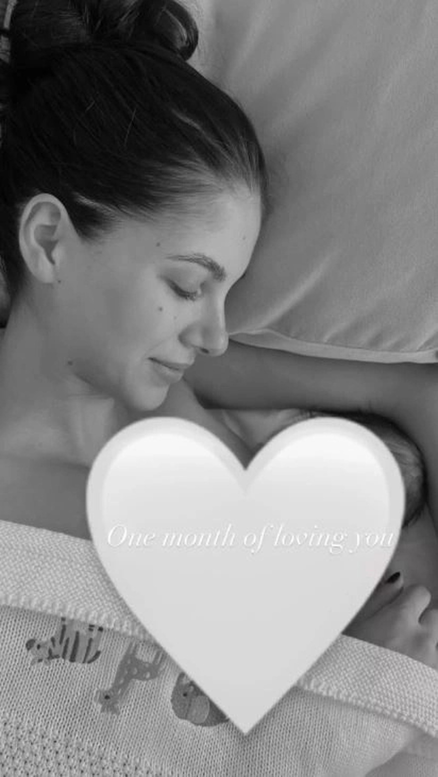 Στο κρεβάτι να θηλάζει τον γιο της: Έριξε το Instagram η Αλεξάνδρα Νίκα, ανέβασε την 1η φώτο αγκαλιά με τον Βασίλη της
