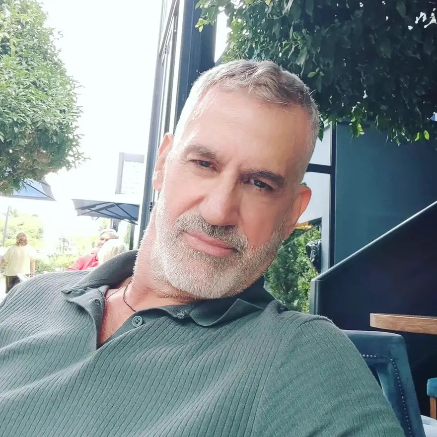 Δεν τον αναγνωρίζει ούτε ο Πώποτας: Με λευκά μαλλιά, μούσια και άλλος άνθρωπος ο Αστέρης του «Καφέ της Χαράς» 18 χρόνια μετά