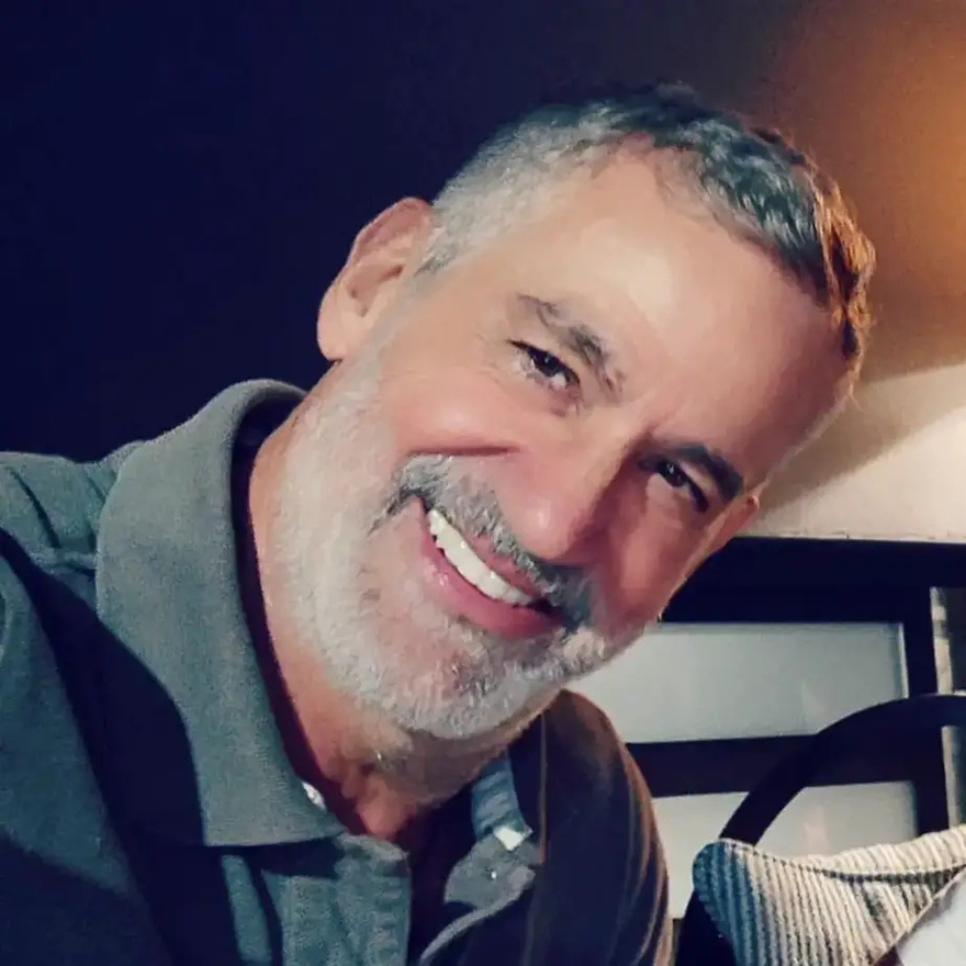 Δεν τον αναγνωρίζει ούτε ο Πώποτας: Με λευκά μαλλιά, μούσια και άλλος άνθρωπος ο Αστέρης του «Καφέ της Χαράς» 18 χρόνια μετά