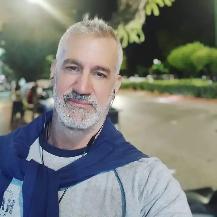 Δεν τον αναγνωρίζει ούτε ο Πώποτας: Με λευκά μαλλιά, μούσια και άλλος άνθρωπος ο Αστέρης του «Καφέ της Χαράς» 18 χρόνια μετά