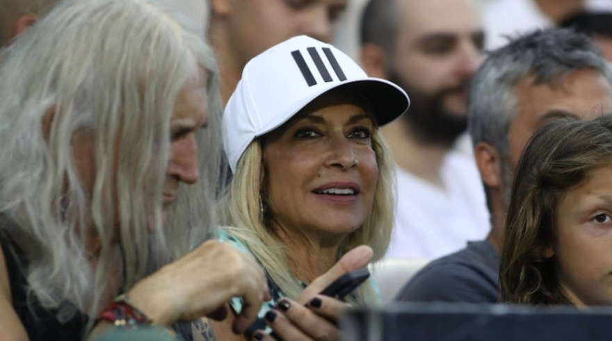 Τρέλανε τις γυναίκες: Ο Νίκος Καρβέλας εμφανίστηκε με την Άννα Βίσση σε αγώνα του Παναθηναϊκού