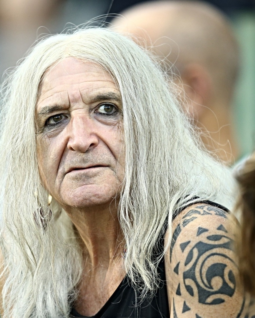 Τρέλανε τις γυναίκες: Ο Νίκος Καρβέλας εμφανίστηκε με την Άννα Βίσση σε αγώνα του Παναθηναϊκού