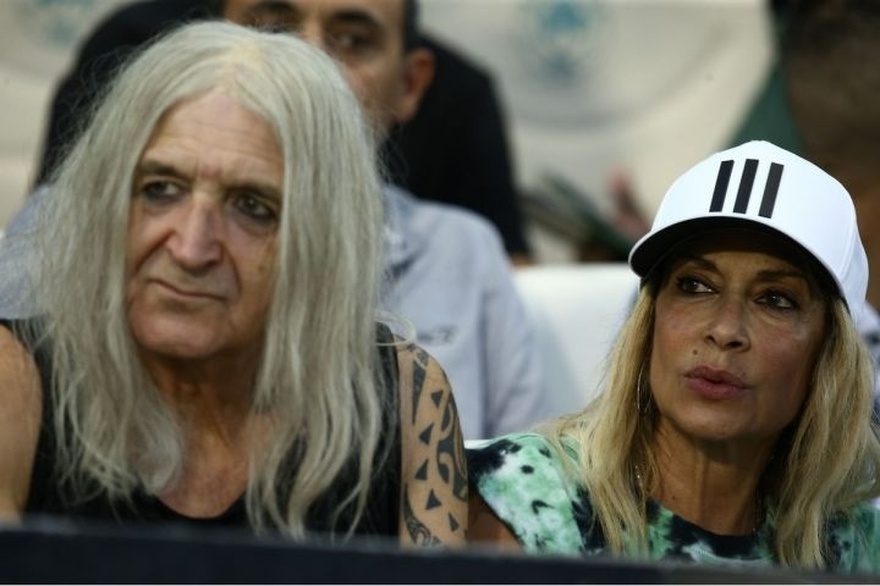 Τρέλανε τις γυναίκες: Ο Νίκος Καρβέλας εμφανίστηκε με την Άννα Βίσση σε αγώνα του Παναθηναϊκού