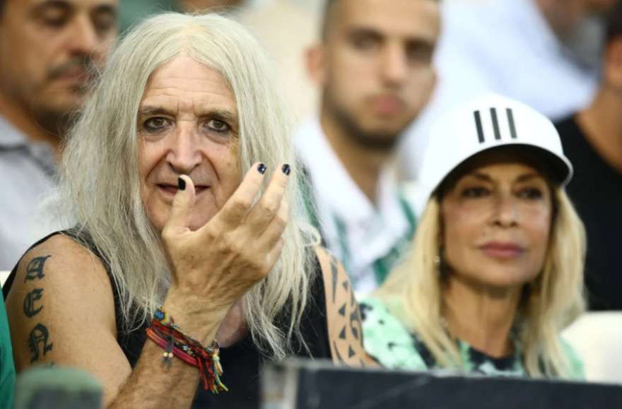 Τρέλανε τις γυναίκες: Ο Νίκος Καρβέλας εμφανίστηκε με την Άννα Βίσση σε αγώνα του Παναθηναϊκού