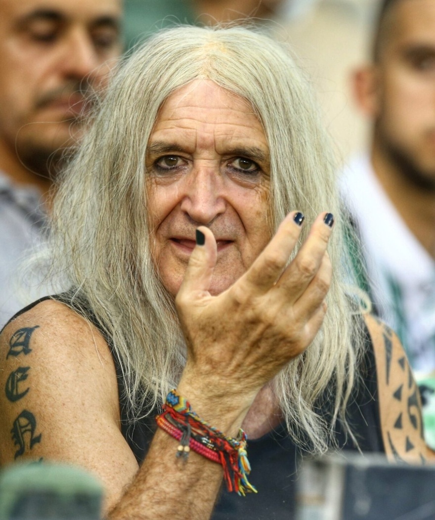 Τρέλανε τις γυναίκες: Ο Νίκος Καρβέλας εμφανίστηκε με την Άννα Βίσση σε αγώνα του Παναθηναϊκού