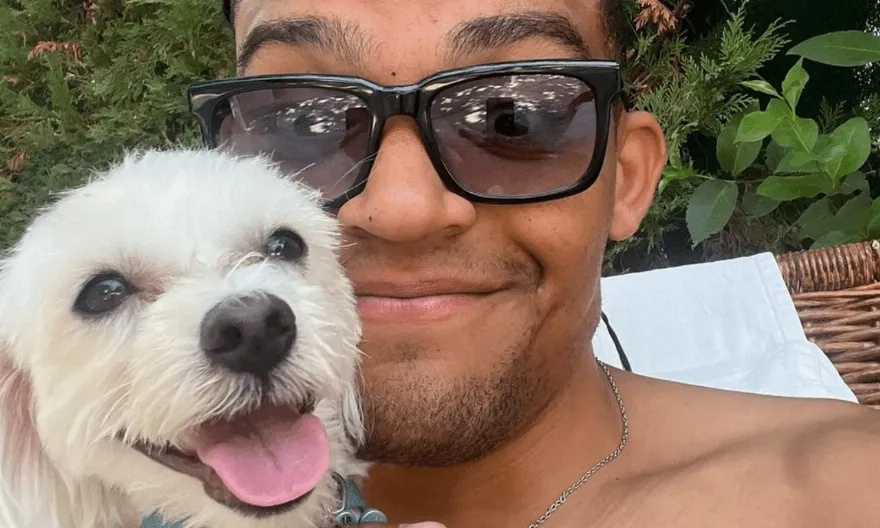 Ο Εμμανουήλ Καραλής απολαμβάνει τις διακοπές του με την οικογένεια και μας γνωρίζει τον σκύλο του Χάπι
