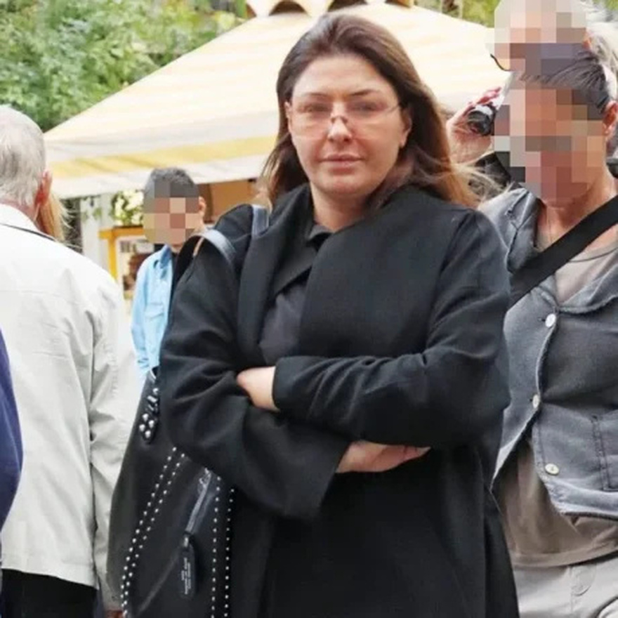 Είδαν έτσι την Έλενα Παπαρίζου στο κέντρο της Αθήνας και της «όρμησαν» – Ντυμένη στα μαύρα, άβαφη και με τεράστια γυαλιά