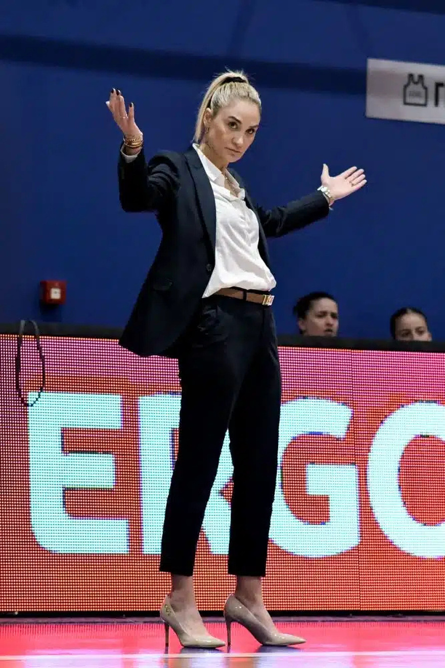 Χαμός στα Ιωάννινα – Τουρκάλα καλλονή προπονήτρια ανέλαβε τον ΠΑΣ Γιάννινα – Οι ψηλοτάκουνες γόβες και το εντυπωσιακό στιλ