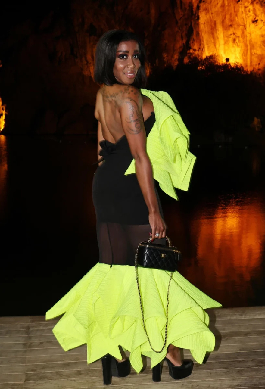 “Τι ντύθηκε;” Κράξιμο στην Ελίζαμπεθ Ελέτσι, βγήκε έτσι στη Βουλιαγμένη με τον Νεκτάριο και έγινε θέαμα