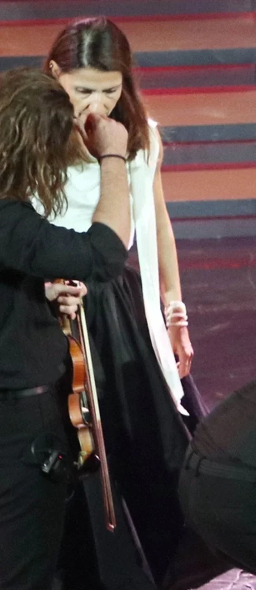 Μαρινέλλα: Η κόρη της Τζωρτίνα Σερπιέρη και η εγγονή της Μελίνα Δασκαλοπούλου λίγο πριν τη δουν να καταρρέει στη σκηνή