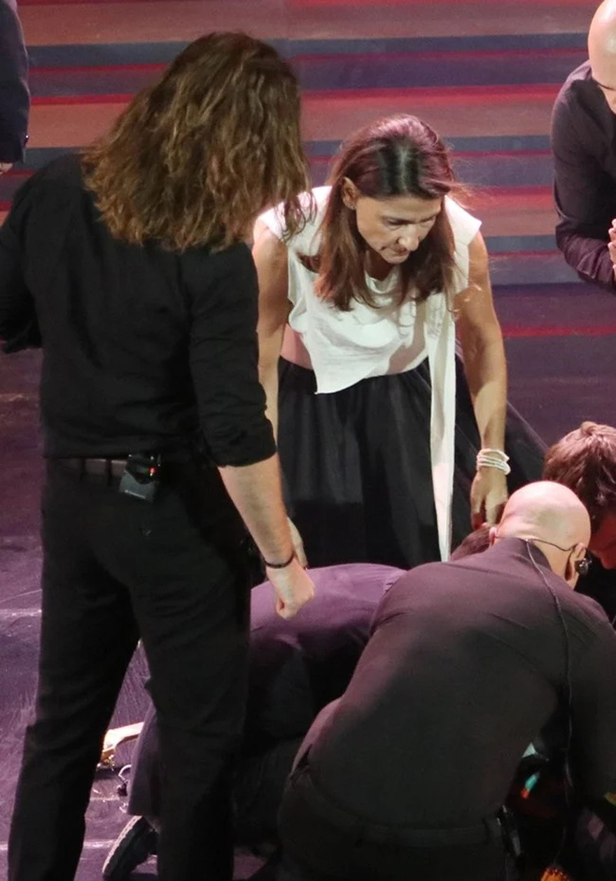 Μαρινέλλα: Η κόρη της Τζωρτίνα Σερπιέρη και η εγγονή της Μελίνα Δασκαλοπούλου λίγο πριν τη δουν να καταρρέει στη σκηνή