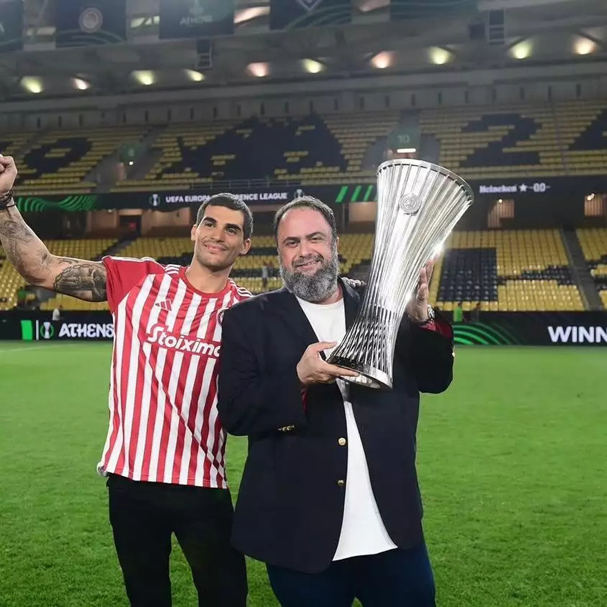 Περιζήτητος εργένης, πάντα στο πλευρό του: Αυτός είναι ο γιος του Μαρινάκη που πανηγύρισε δίπλα του