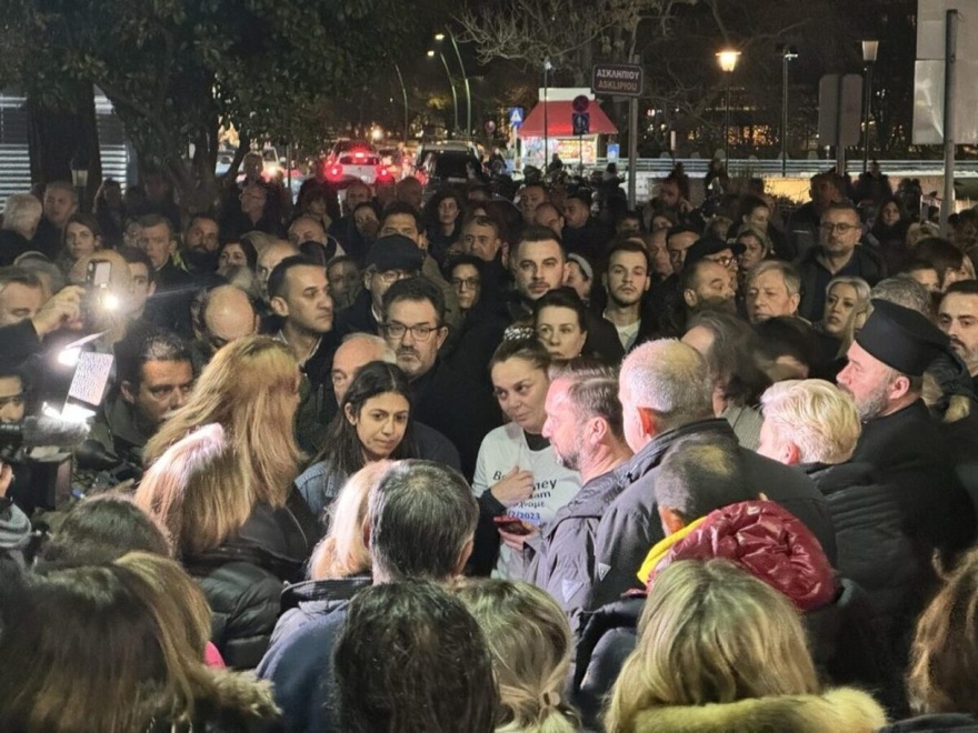 Τρεις άγγελοι στον ουρανό: Ρίγη συγκίνησης στη μνήμη των δίδυμων αδερφών και της ξαδέρφης τους που σκοτώθηκαν στα Τέμπη