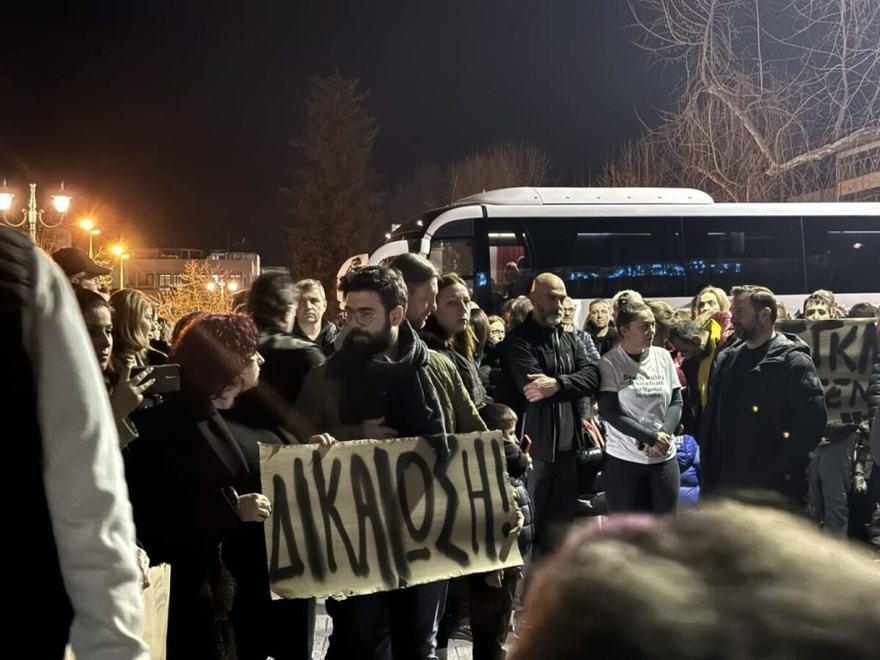 Τρεις άγγελοι στον ουρανό: Ρίγη συγκίνησης στη μνήμη των δίδυμων αδερφών και της ξαδέρφης τους που σκοτώθηκαν στα Τέμπη