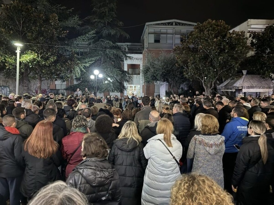 Τρεις άγγελοι στον ουρανό: Ρίγη συγκίνησης στη μνήμη των δίδυμων αδερφών και της ξαδέρφης τους που σκοτώθηκαν στα Τέμπη