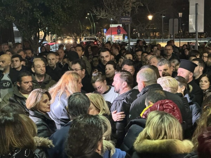 Τρεις άγγελοι στον ουρανό: Ρίγη συγκίνησης στη μνήμη των δίδυμων αδερφών και της ξαδέρφης τους που σκοτώθηκαν στα Τέμπη