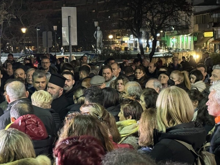 Τρεις άγγελοι στον ουρανό: Ρίγη συγκίνησης στη μνήμη των δίδυμων αδερφών και της ξαδέρφης τους που σκοτώθηκαν στα Τέμπη