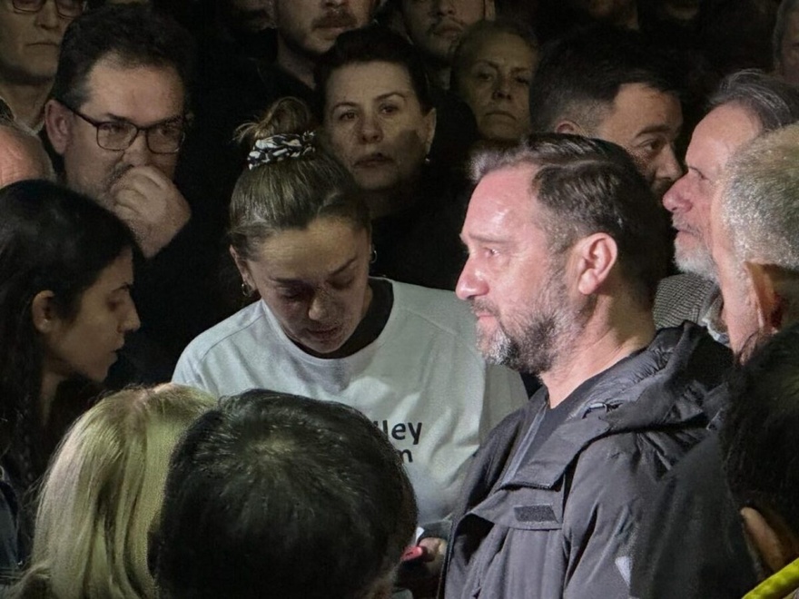 Τρεις άγγελοι στον ουρανό: Ρίγη συγκίνησης στη μνήμη των δίδυμων αδερφών και της ξαδέρφης τους που σκοτώθηκαν στα Τέμπη