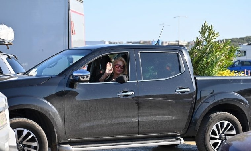 Αλλάζει καριέρα η Μενεγάκη: Φόρτωσε το αγροτικό της με φυτά κι έφυγε για Άνδρο