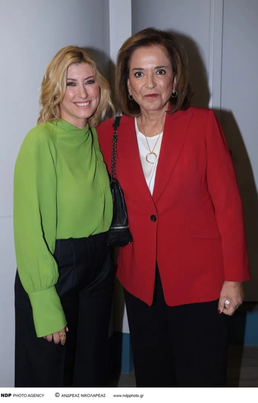 Κυρίες και αριστοκράτισσες: Η σπάνια εμφάνιση της Σίας Κοσιώνη με την πεθερά και τη μητέρα της