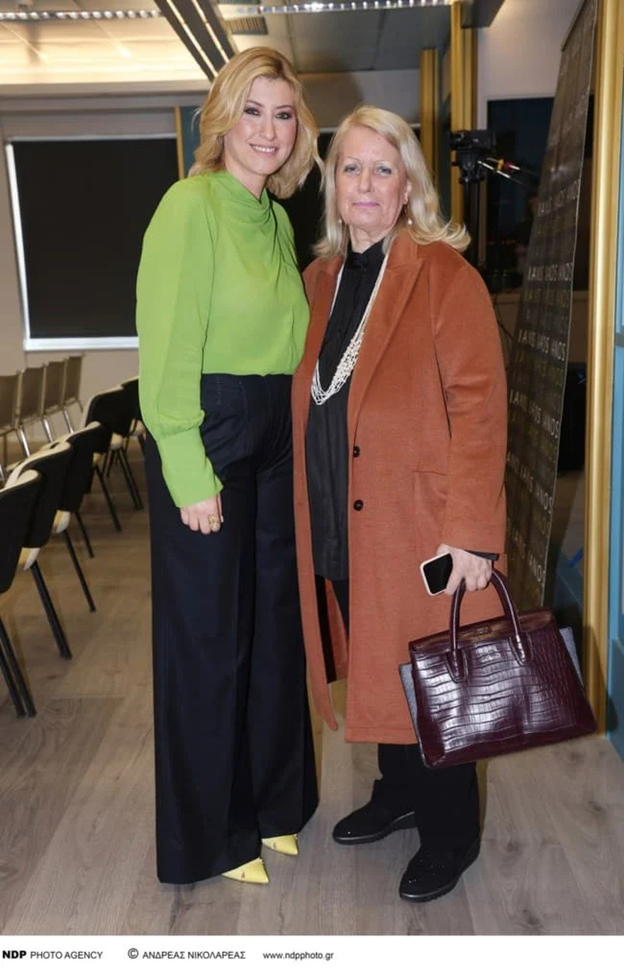 Κυρίες και αριστοκράτισσες: Η σπάνια εμφάνιση της Σίας Κοσιώνη με την πεθερά και τη μητέρα της