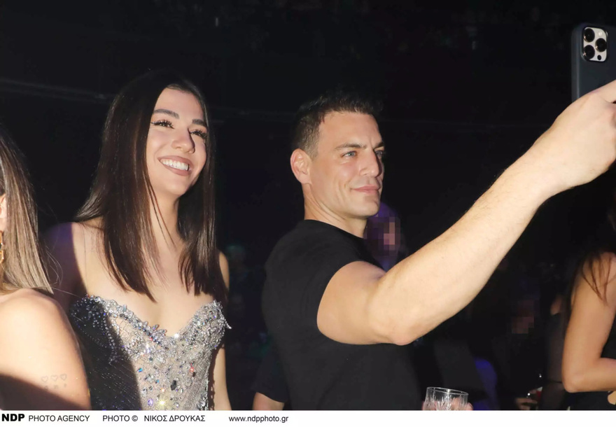 Xαμός με το καυτó φόρεμα της Μελίνας Νικολαΐδη – Πήγε με τον σύντροφο της στην πρεμιέρα της μητέρα της και μαγνήτισε όλα τα βλέμματα