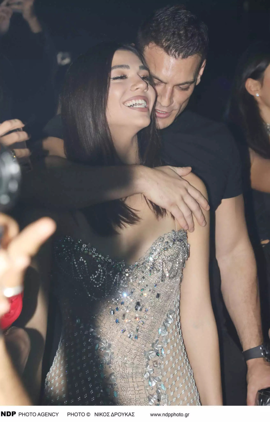 Xαμός με το καυτó φόρεμα της Μελίνας Νικολαΐδη – Πήγε με τον σύντροφο της στην πρεμιέρα της μητέρα της και μαγνήτισε όλα τα βλέμματα