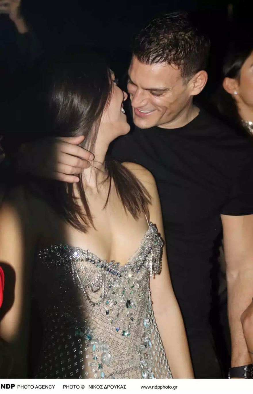 Xαμός με το καυτó φόρεμα της Μελίνας Νικολαΐδη – Πήγε με τον σύντροφο της στην πρεμιέρα της μητέρα της και μαγνήτισε όλα τα βλέμματα