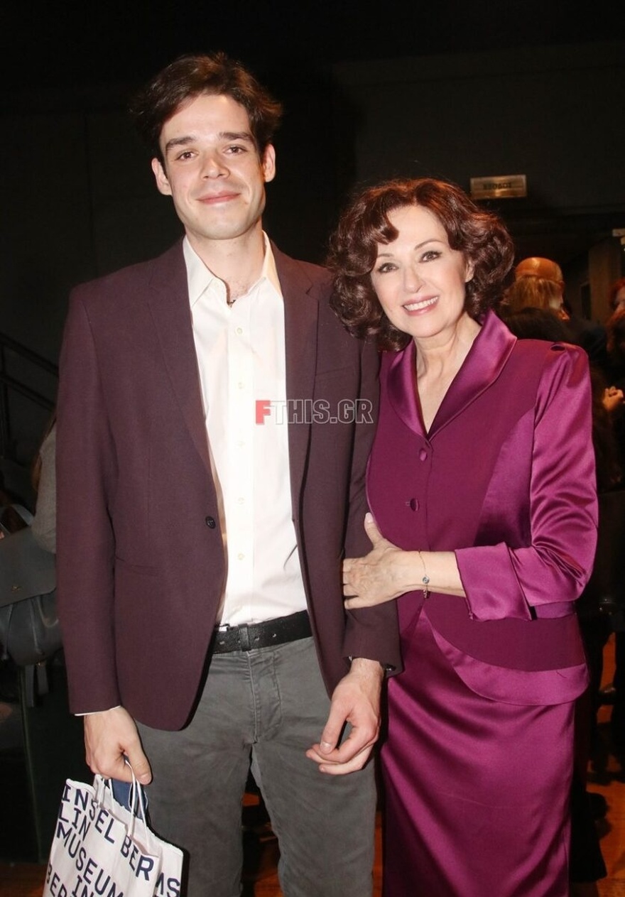 Ίδιος ο πατέρας του, Τζώνυ Καλημέρη: Αυτός είναι ο 29χρονος κούκλος γιος της Κοραλίας Καράντη που τον μεγάλωσε μόνη της