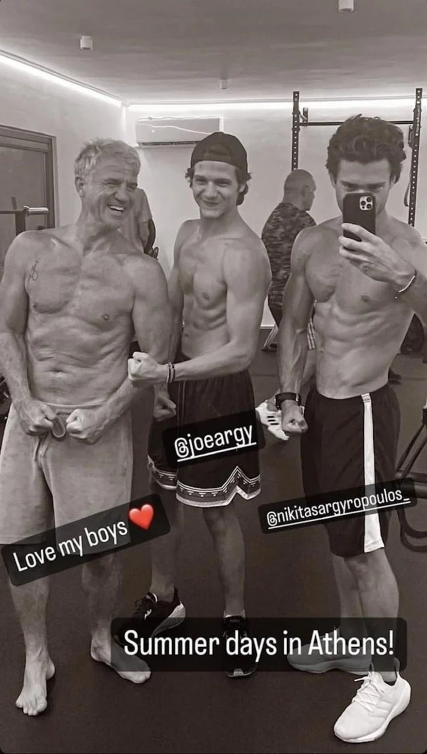 Οι κούκλοι γιοι της Μαρίας Μπακοδήμου, Νικήτας και Άρης στο γυμναστήριο με τον πατέρα τους