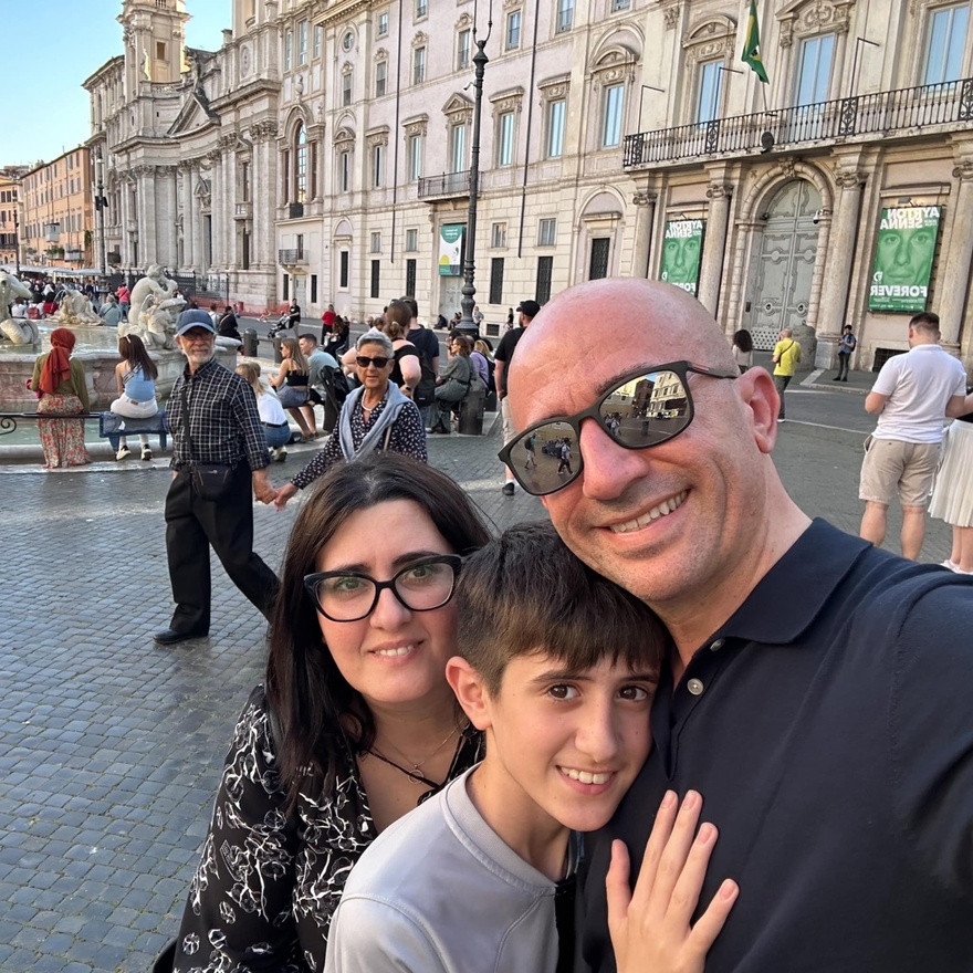 Μελαχρινή και γοητευτικότατη: Αυτή είναι η κατά 7 χρόνια νεότερη σύζυγος του σταρ ιατροδικαστή Γρηγόρη Λέων