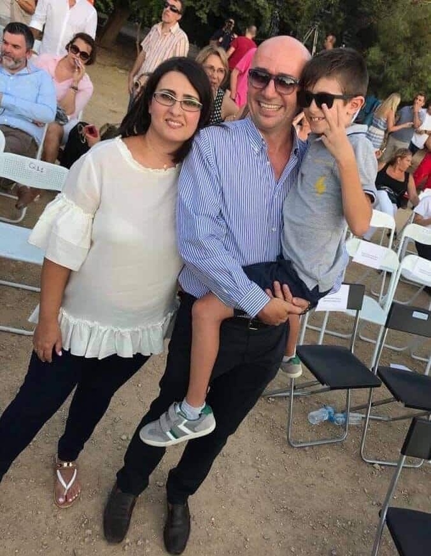 Μελαχρινή και γοητευτικότατη: Αυτή είναι η κατά 7 χρόνια νεότερη σύζυγος του σταρ ιατροδικαστή Γρηγόρη Λέων