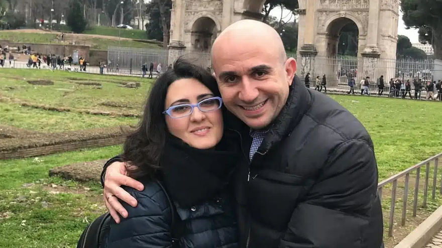 Μελαχρινή και γοητευτικότατη: Αυτή είναι η κατά 7 χρόνια νεότερη σύζυγος του σταρ ιατροδικαστή Γρηγόρη Λέων