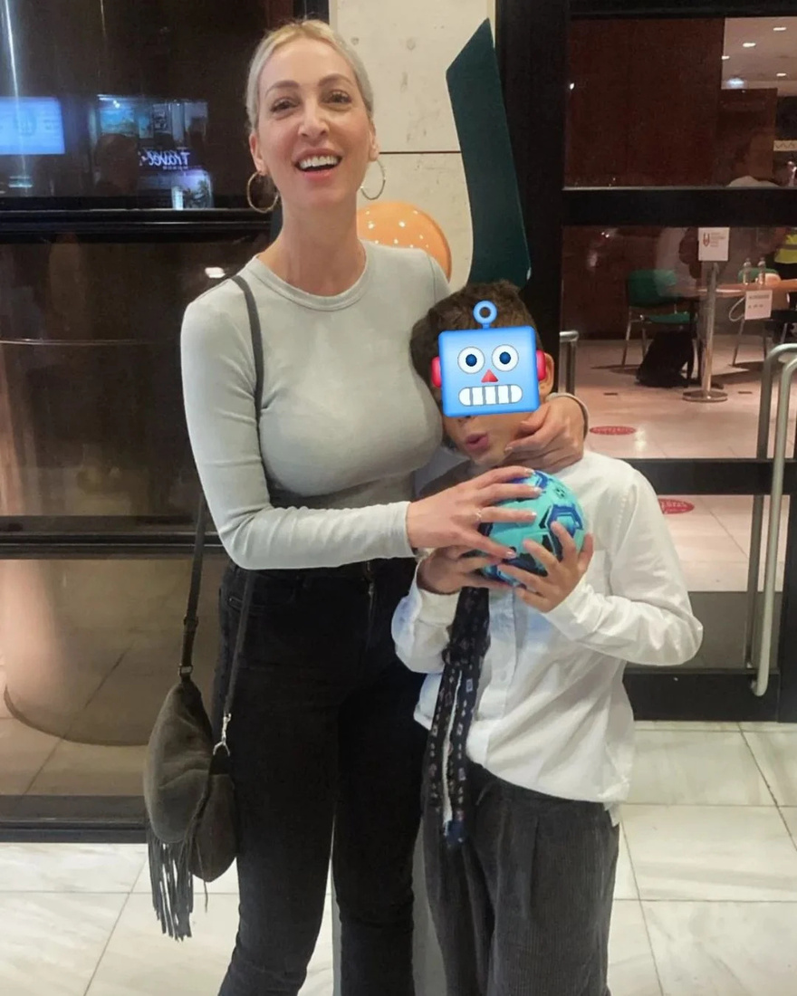 Βανέσσα Αδαμοπούλου: Πήρε το μεταπτυχιακό της – Συγκινημένη με την παρουσία του γιου της