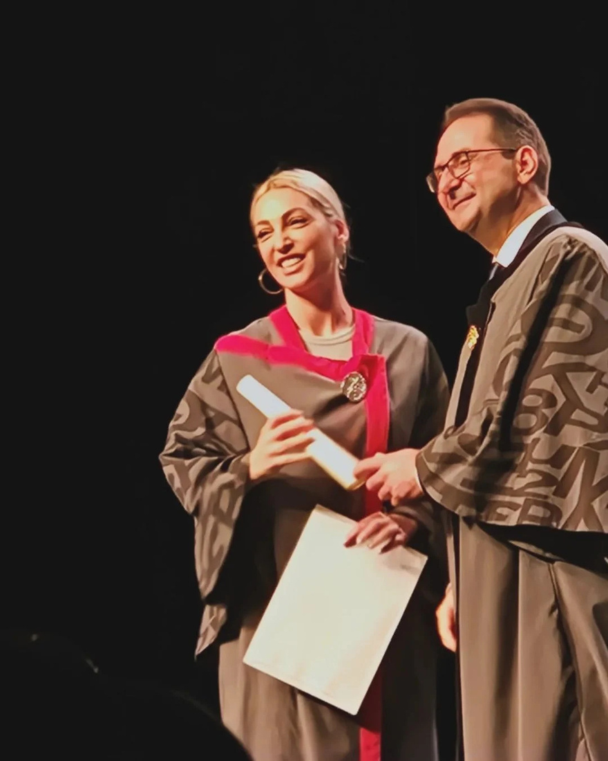 Βανέσσα Αδαμοπούλου: Πήρε το μεταπτυχιακό της – Συγκινημένη με την παρουσία του γιου της