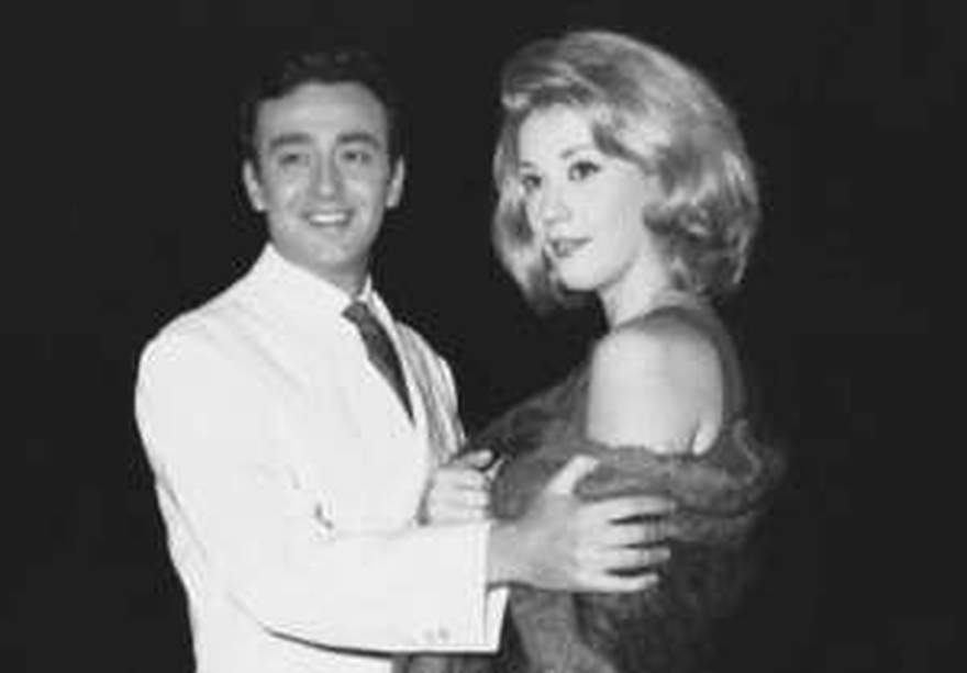 Ανδρέας Ντούζος: Ο γάμος σε νεαρή ηλικία, το ρεκόρ συμμετοχών σε ταινίες, ο επαναπατρισμός και η ασθένεια που τον οδήγησε στο θάνατο