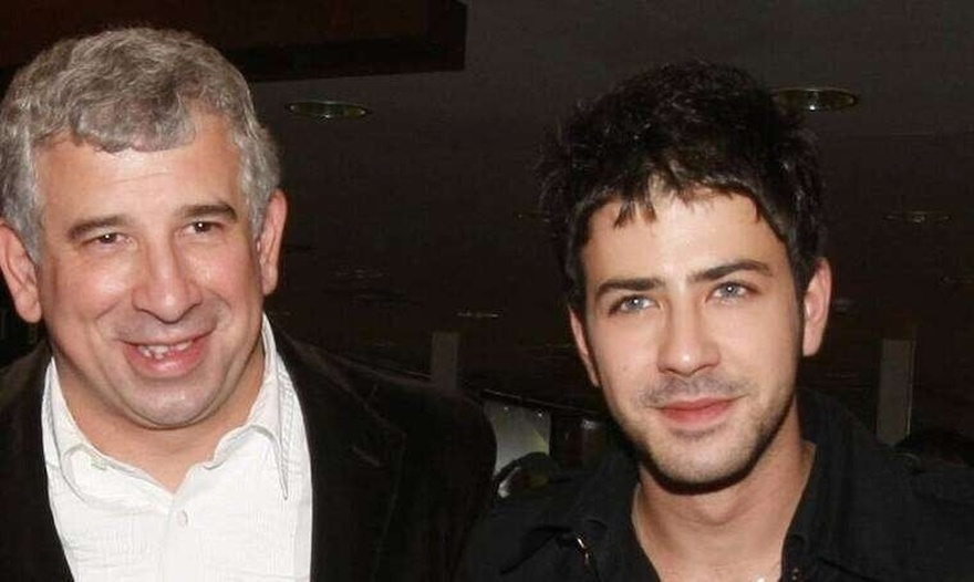 Πέτρος Μπουσουλόπουλος: Η καριέρα ως τραγουδιστής, το πρόβλημα υγείας, η κόντρα με τον Φιλιππίδη και η ζωή σήμερα στη Ρόδο