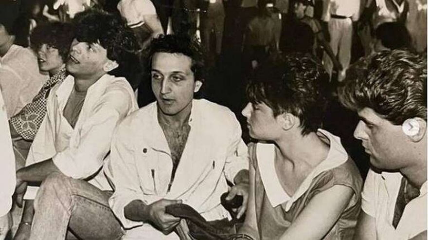 Σπύρος Μπιμπίλας : Η “φωνή” της Disney, η δικηγορία που εγκατέλειψε, η δήλωση ότι μοιάζει με τον Μέγα Αλέξανδρο και τα παιδιά που δεν έκανε