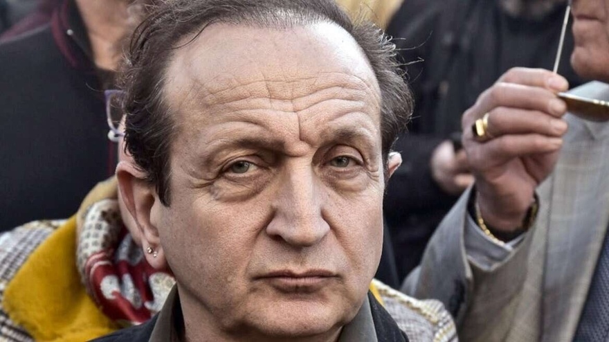 Σπύρος Μπιμπίλας : Η “φωνή” της Disney, η δικηγορία που εγκατέλειψε, η δήλωση ότι μοιάζει με τον Μέγα Αλέξανδρο και τα παιδιά που δεν έκανε