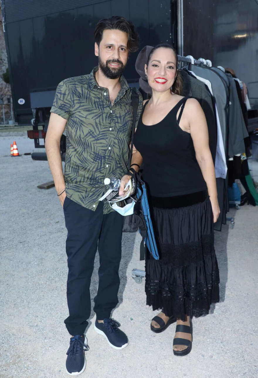 Τραγουδιστής και μικρότερός της: Ελάχιστοι γνωρίζουν ότι αυτός είναι ο σύζυγος της 50χρονης Ελένης Καρακάση