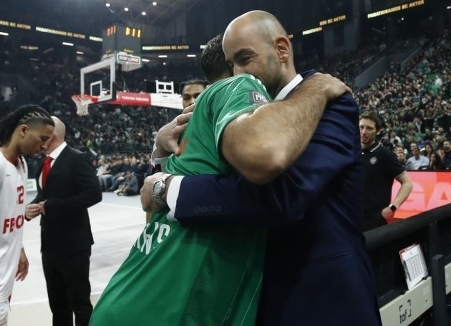 Υπέροχη αγκαλιά Σλούκα – Σπανούλη – Σείστηκε όλο το στάδιο από τα χειροκροτήματα