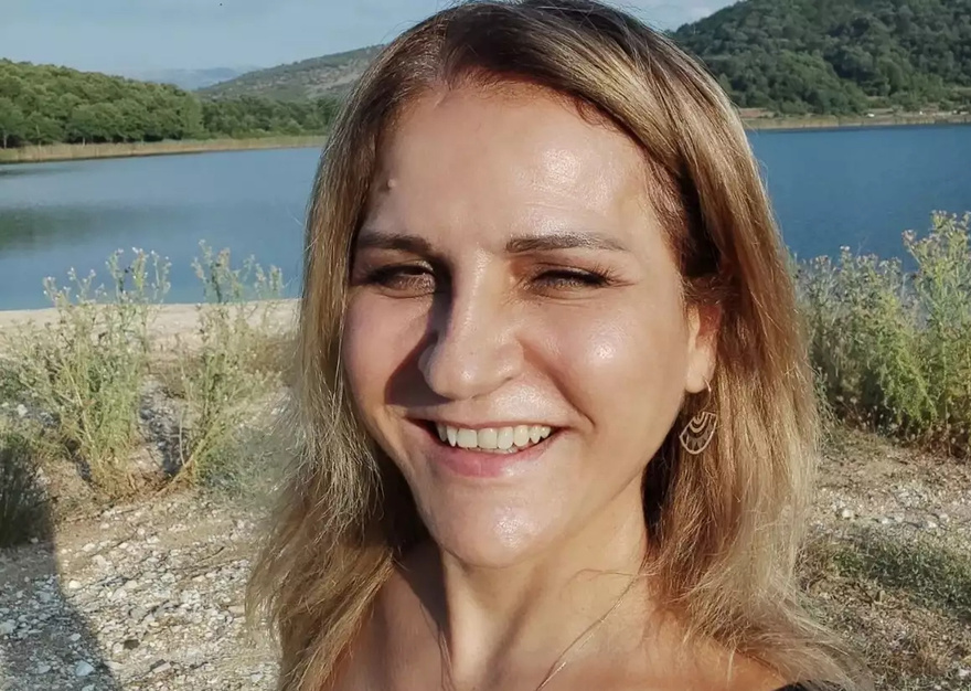 Είναι 58 και δεν έχει ίχνος… ρυτίδας: Η Μπέσσυ Μάλφα έβγαλε το μακιγιάζ, έμεινε φυσική και τις «έσβησε» όλες