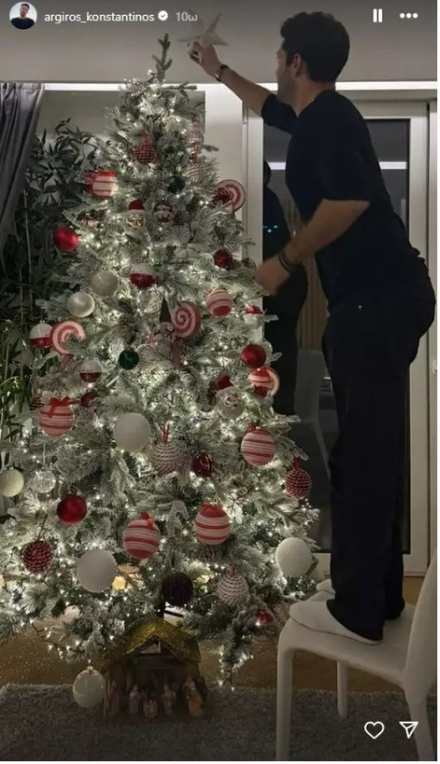 Πάνω από 2 μέτρα, ανέβηκε σε καρέκλα να το στολίσει: Το πανύψηλο χριστουγεννιάτικο δέντρο που έκανε ο Αργυρος για τη Νίκα και τον γιο του