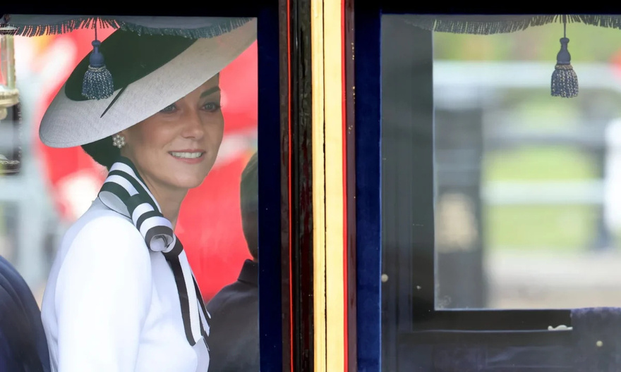 Έλαμψε όλο το Μπάκιγχαμ: Πανέμορφη στην πρώτη επίσημη εμφάνισή της η Κέιτ Μίντλετον – Στο πλευρό της πάντα τα παιδιά της