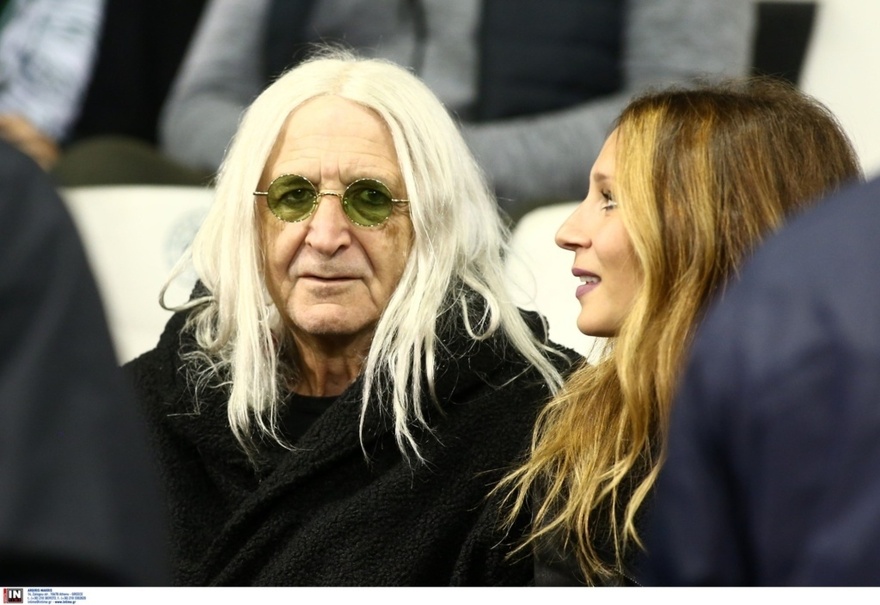 Με πολύχρωμο σαλβάρι, σανδάλια και πράσινα γυαλιά: Ο Νίκος Καρβέλας πήγε έτσι στο γήπεδο & ξετρέλανε όλες τις γυναίκες