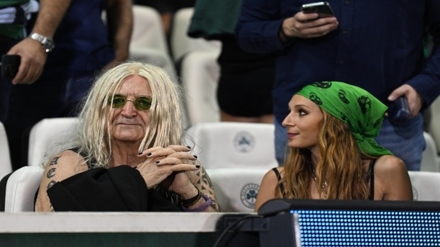 Με πολύχρωμο σαλβάρι, σανδάλια και πράσινα γυαλιά: Ο Νίκος Καρβέλας πήγε έτσι στο γήπεδο & ξετρέλανε όλες τις γυναίκες