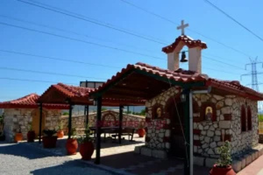 Άντρας έβλεπε τον Άγιο Ιωάννη τον Ρώσο στον ύπνο του και έχτισε ένα πανέμορφο εκκλησάκι προς τιμήν του